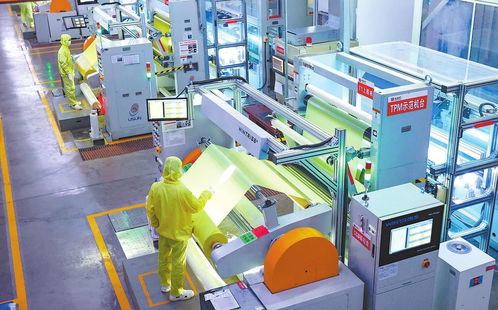 工人正在監(jiān)控設備運行情況